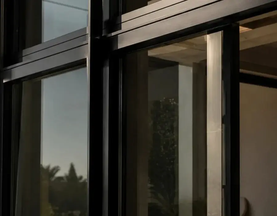 Détail fenêtre aluminium noir
